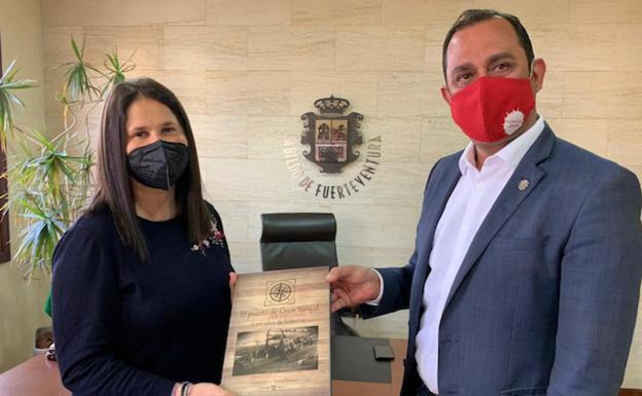 El presidente Blas Acosta entrega a la alcaldesa Esther Hernández un ejemplar del libro sobre el muelle del sur. 