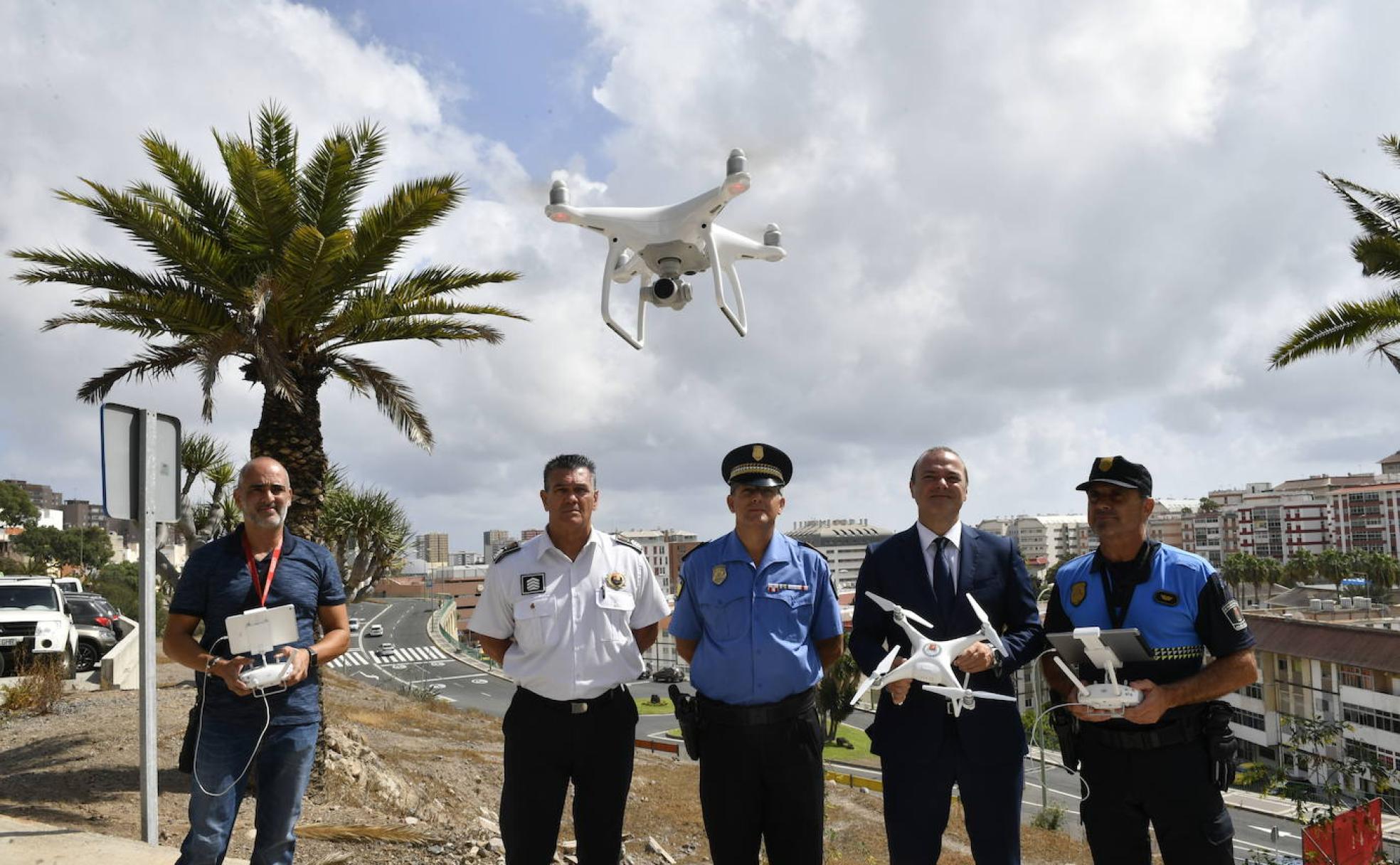 El alcalde contempla el vuelo de drones junto al exjefe Brichis. 