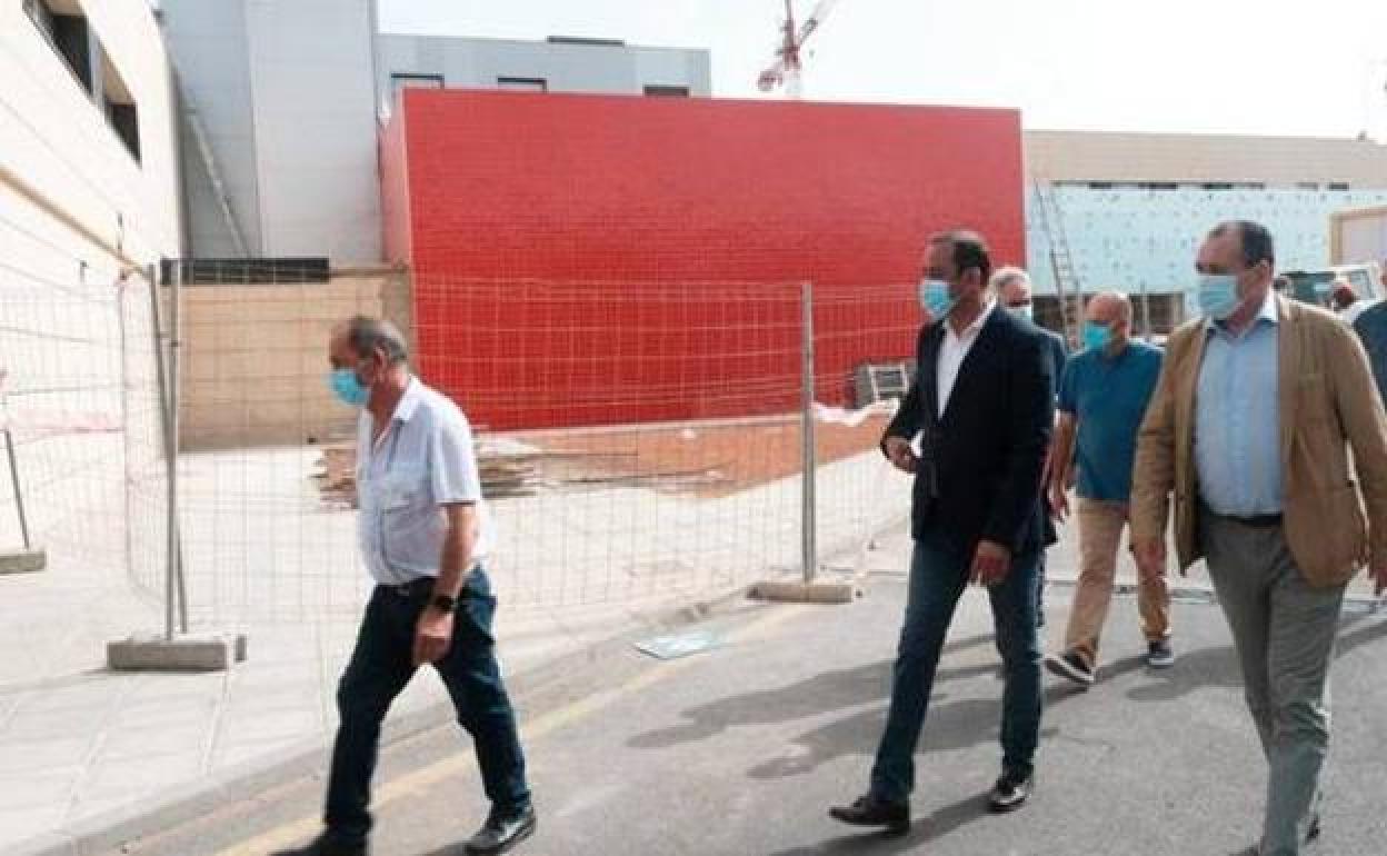 El presidente Blas Acosta y el consejero de Sanidad, Blas Trujillo, visitan las obras del búnker (en rojo) en noviembre pasado. 