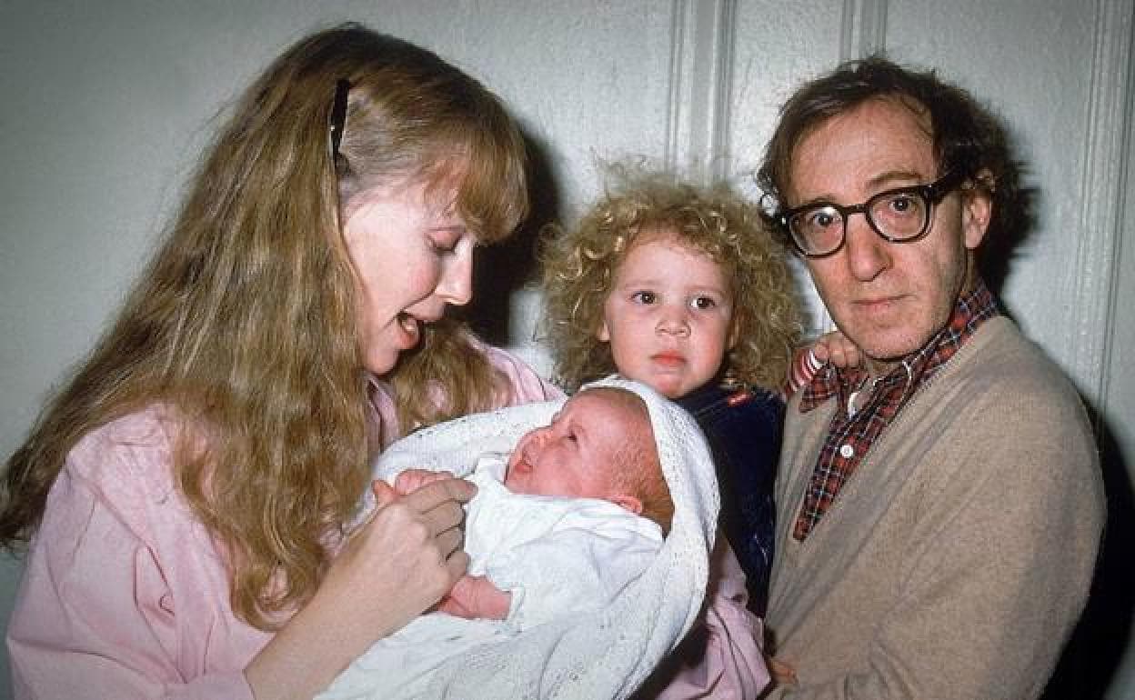 Woody Allen y Mia Farrow con su hijo Moses y la pequeña Dylan.