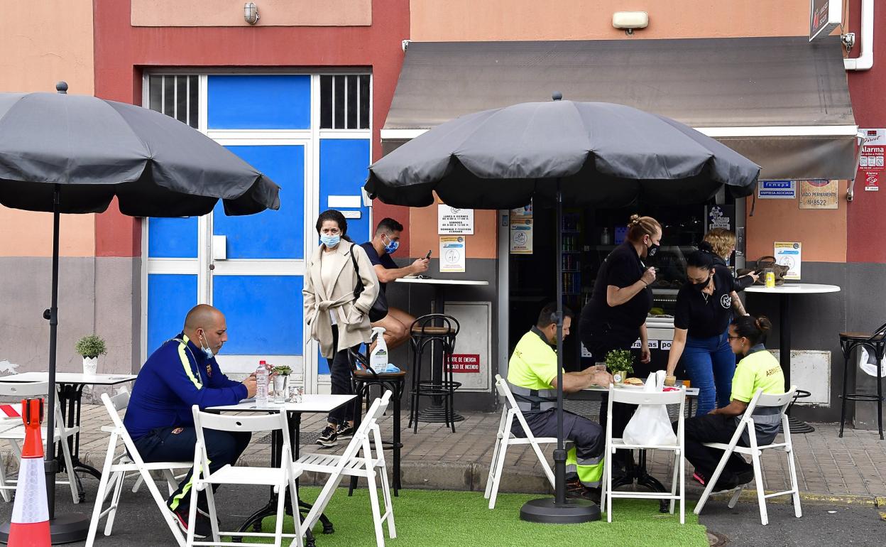 Imagen de una terraza instalada en una zona de aparcamientos en la urbanización industrial El Sebadal. 