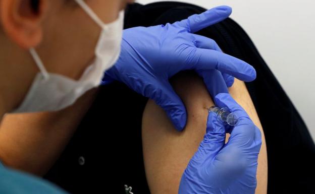 Canarias, única región con más vacunados que contagiados 