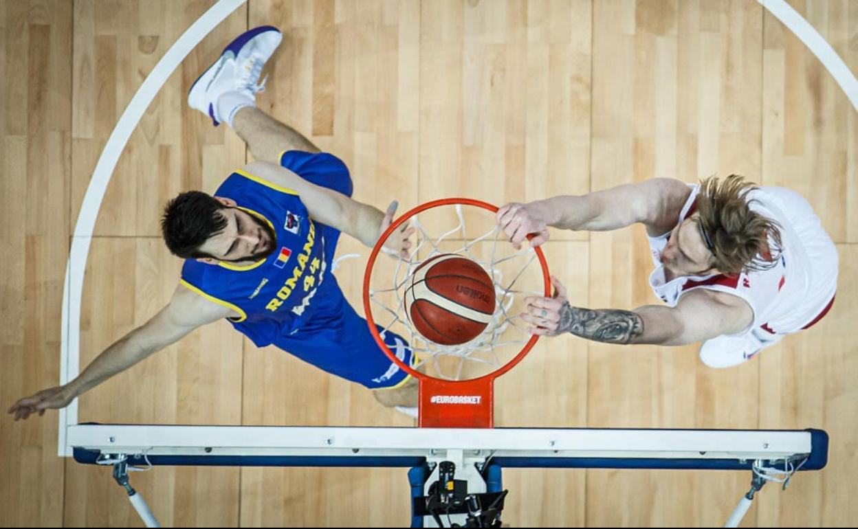 Balcerowski machaca el aro rumano en una acción de su encuentro con Polonia. 