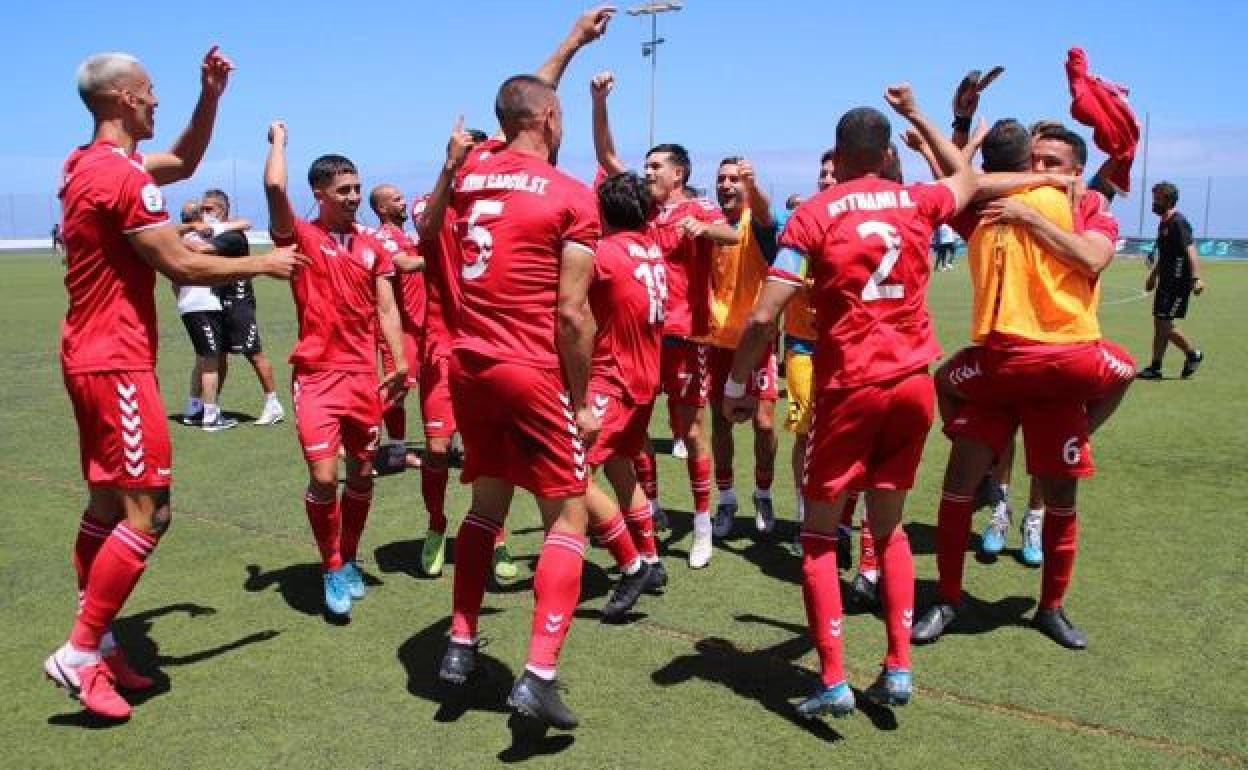 El Tamaraceite, celebrando el ascenso a Segunda B en El Hierro. 