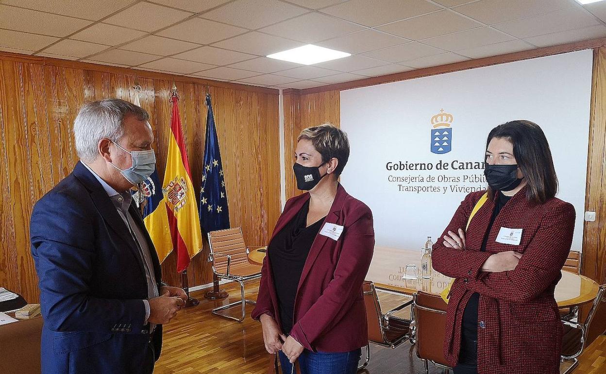 En la imagen, momento en que Sebastián Franquis recibe a la alcaldesa, Ana Hernández, y a la edil de Urbanismo, Victoria Santana. 