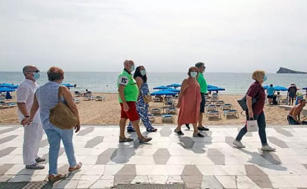 Turistas paseando por Benidorm.