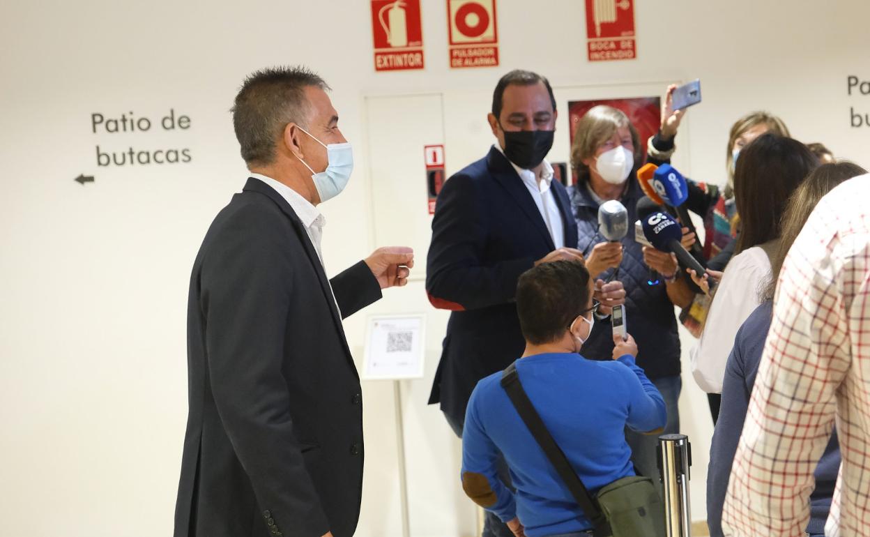 Claudio Gutiérrez (PP) y el presidente Blas Acosta (PSOE), tras el último pleno del Cabildo. 