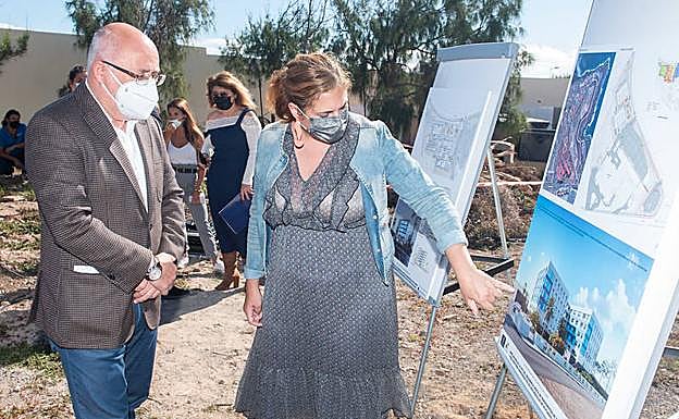 El presidente insular, Antonio Morales, junto a la consejera de Política Social, Isabel Mena.