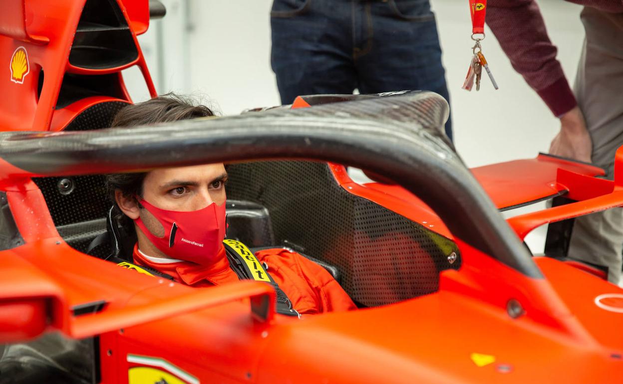 Carlos Sainz, al volante de un Ferrari. 