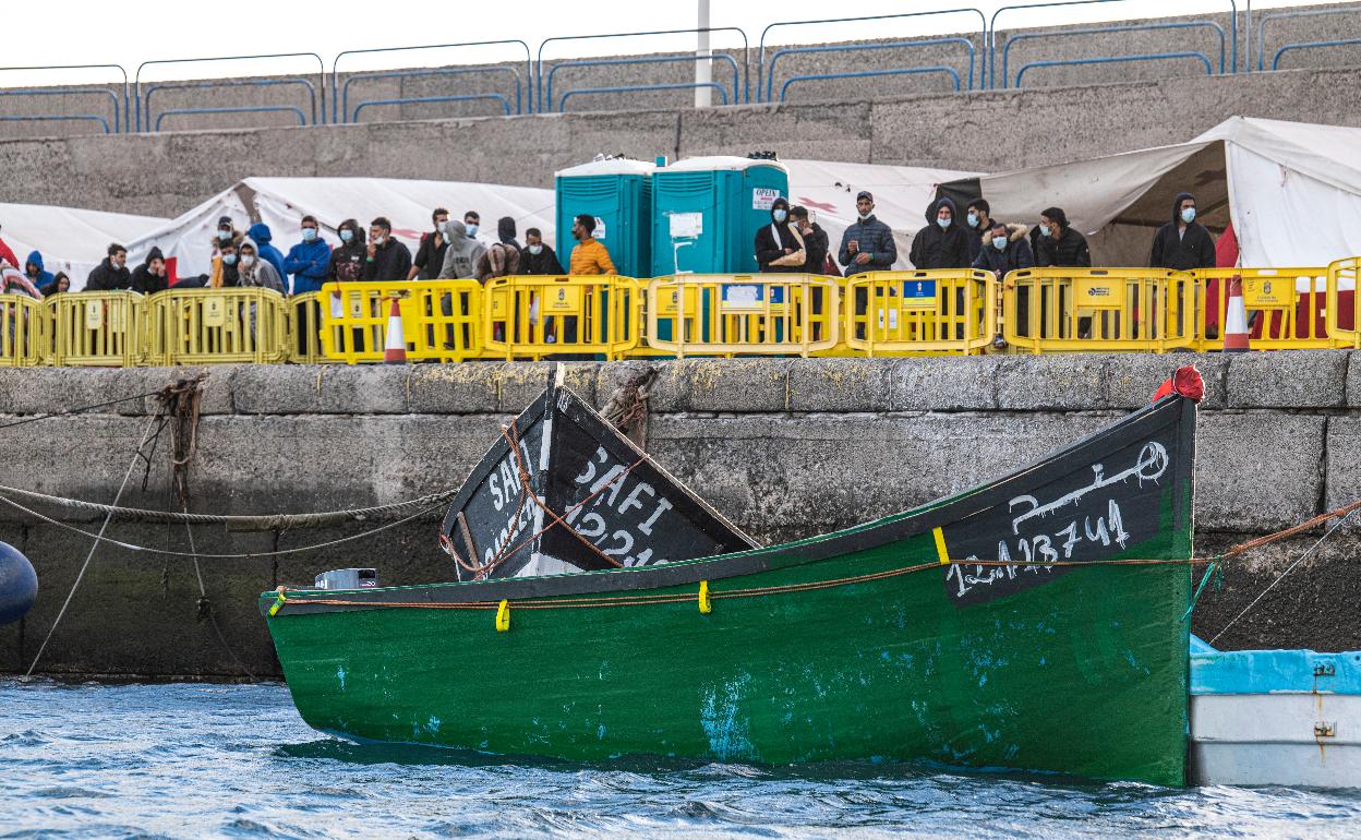 Imagen de archivo de inmigrantes en el muelle de Arguineguín. 