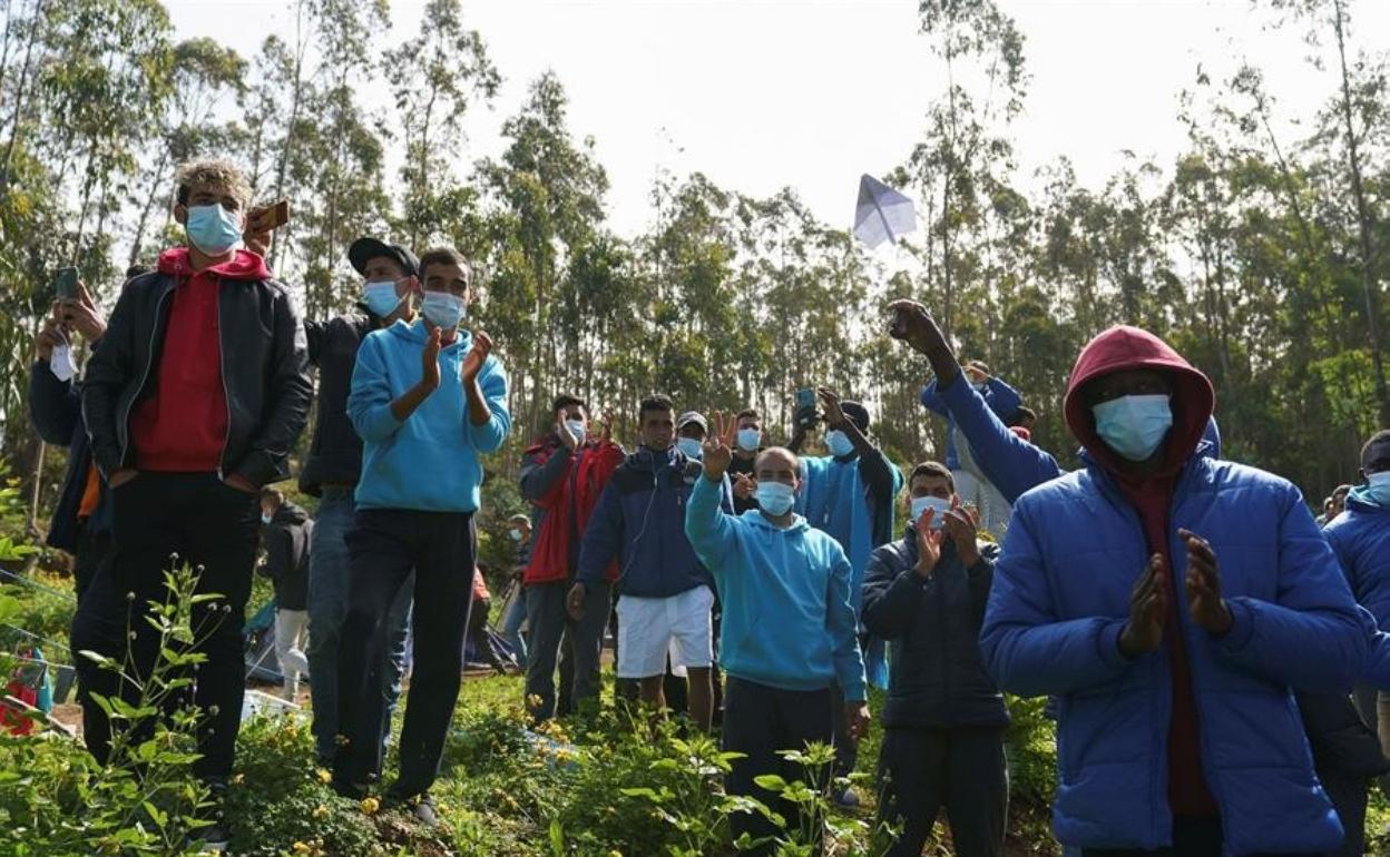 Unas 350 personas se han concentraron el sábado en protesta por las condiciones en las instalaciones. 