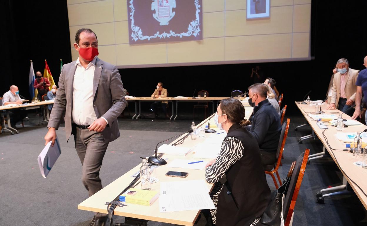 Acosta abandona el pleno tras presentar su renuncia y pasa por delante de la bancada del PP, entre ellos Claudio Gutiérrez, posible nuevo presidente..