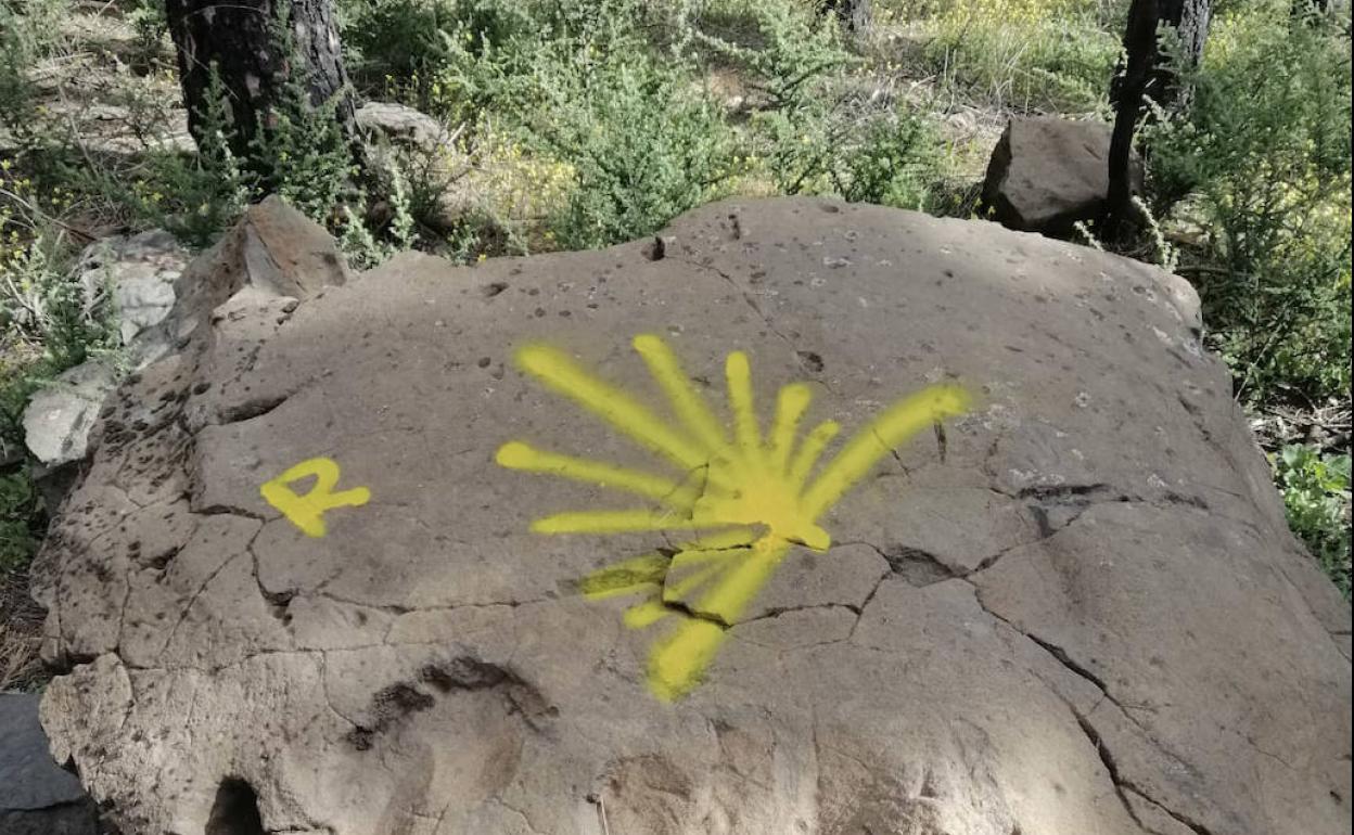 Algunos de los símbolos pintados sobre rocas a lo largo del camino. La mayoría son flechas.