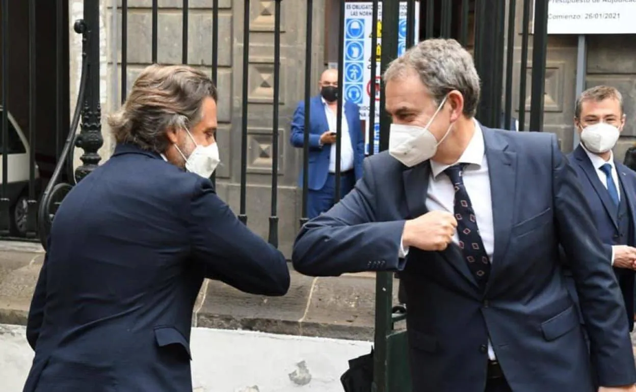 Zapatero saluda a Gustavo Matos a su llegada al Parlamento de Canarias. 