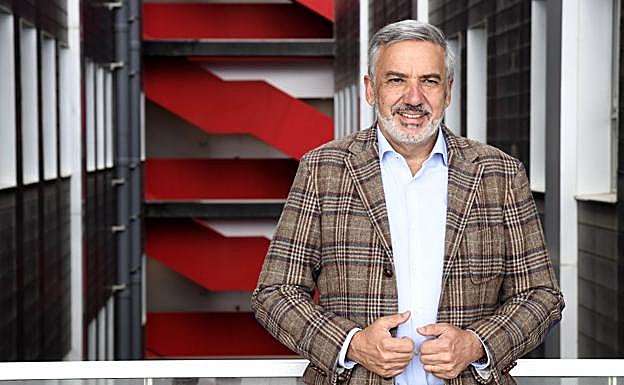 El rector electo de la ULPGC, Lluís Serra, posa en Ciencias de la Salud, donde impartía docencia e investigación hasta ahora. 