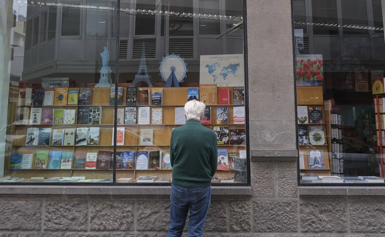 Un lector delante de una librería en Las Palmas de Gran Canaria. 