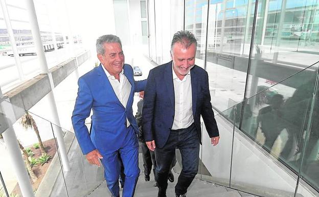 Antonio Armas Fernández, junto al presidente de Canarias, Ángel Víctor Torres, en las instalaciones de la naviera en el puerto de la capital grancanaria