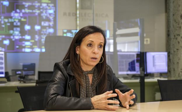 Beatriz Corredor, este sábado, en la sede de Red Eléctrica de España en la capital grancanaria. Detrás, el centro de control. . 