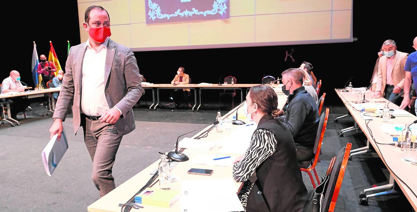 «Comunico mi renuncia por escrito al secretario y dejo de ser presidente de esta isla». Con estas palabras, Blas Acosta zanjó su dimisión como primer mandatario majorero al finalizar el pleno ordinario donde también Sandra Domínguez tomó posesión como consejera por AMF.