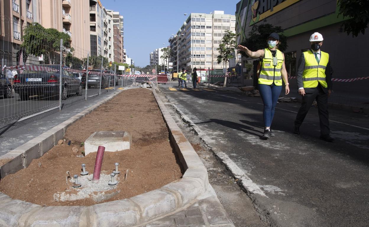 El alcalde, Augusto Hidalgo, pasa por el espacio que quedará para los automóviles. A la izquierda, los coches circulan por el futuro carril de MetroGuagua. 
