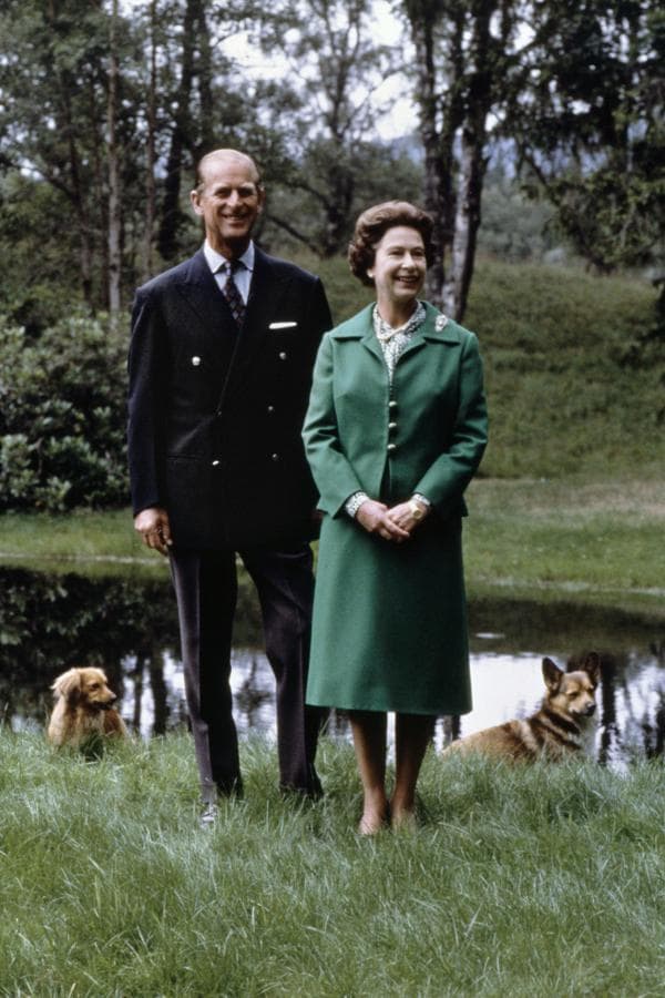 Esta fotografía del folleto de la Colección Real muestra a la princesa Isabel y al duque de Edimburgo caminando por los terrenos de Broadlands en el sur de Inglaterra.