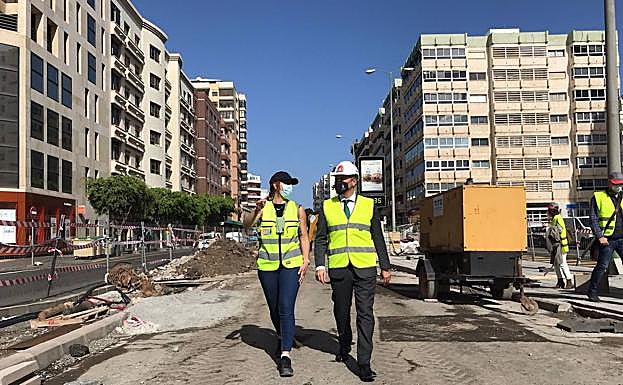 Augusto Hidalgo pasea por la obras de la MetroGuagua en la capital grancanaria. 