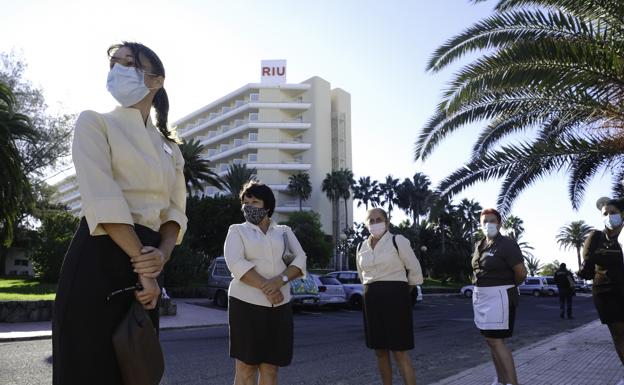 Trabajadoras uniformadas en el acto de protesta el pasado octubre ante el hotel. 