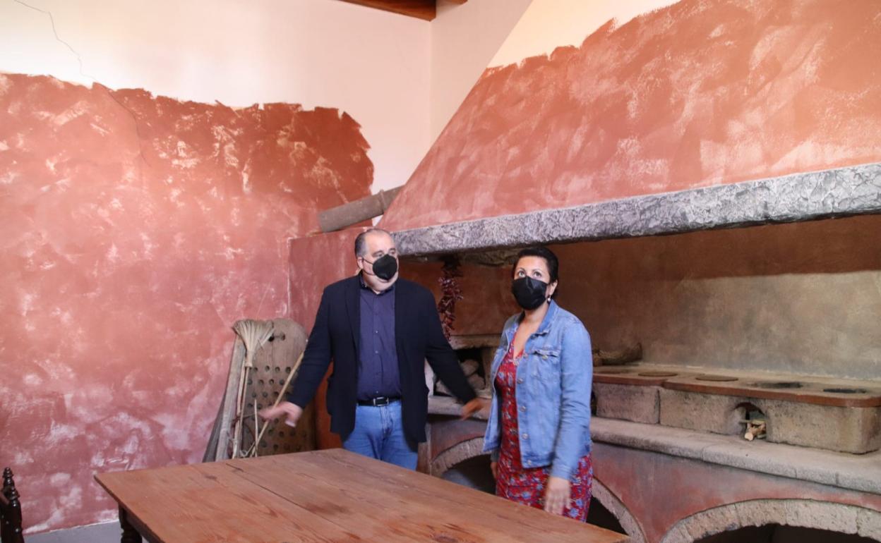 El concejal de Cultura, Juan Martel, y la consejera de Industria, Comercio y Artesanía, Minerva Alonso. 