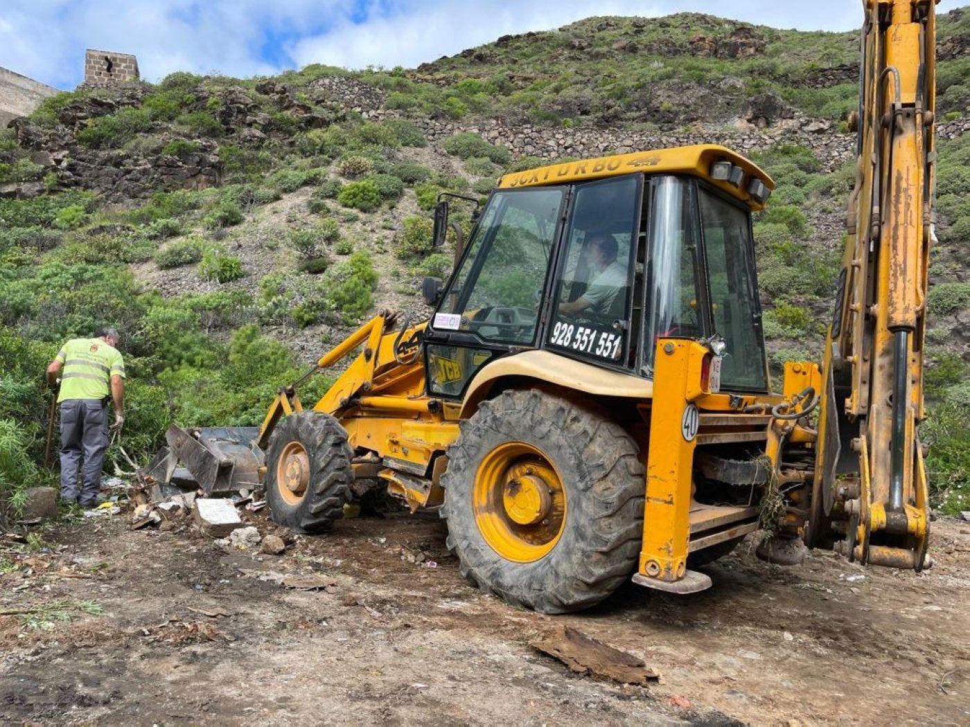 Operarios municipales retiraron escombros y basura en Valerón. 