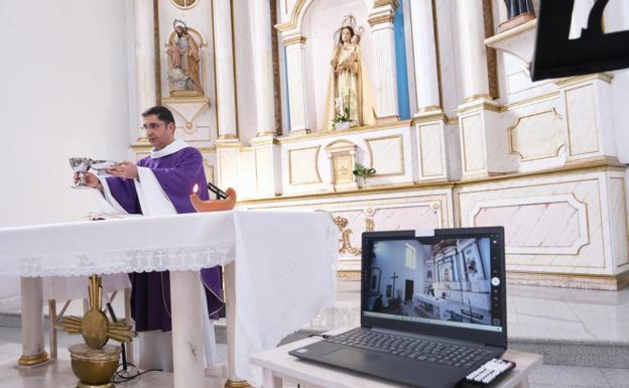 El párroco Juan Carlos Medina Medina, durante la retransmisión de la eucaristía en la iglesia de Puerto del Rosario. 