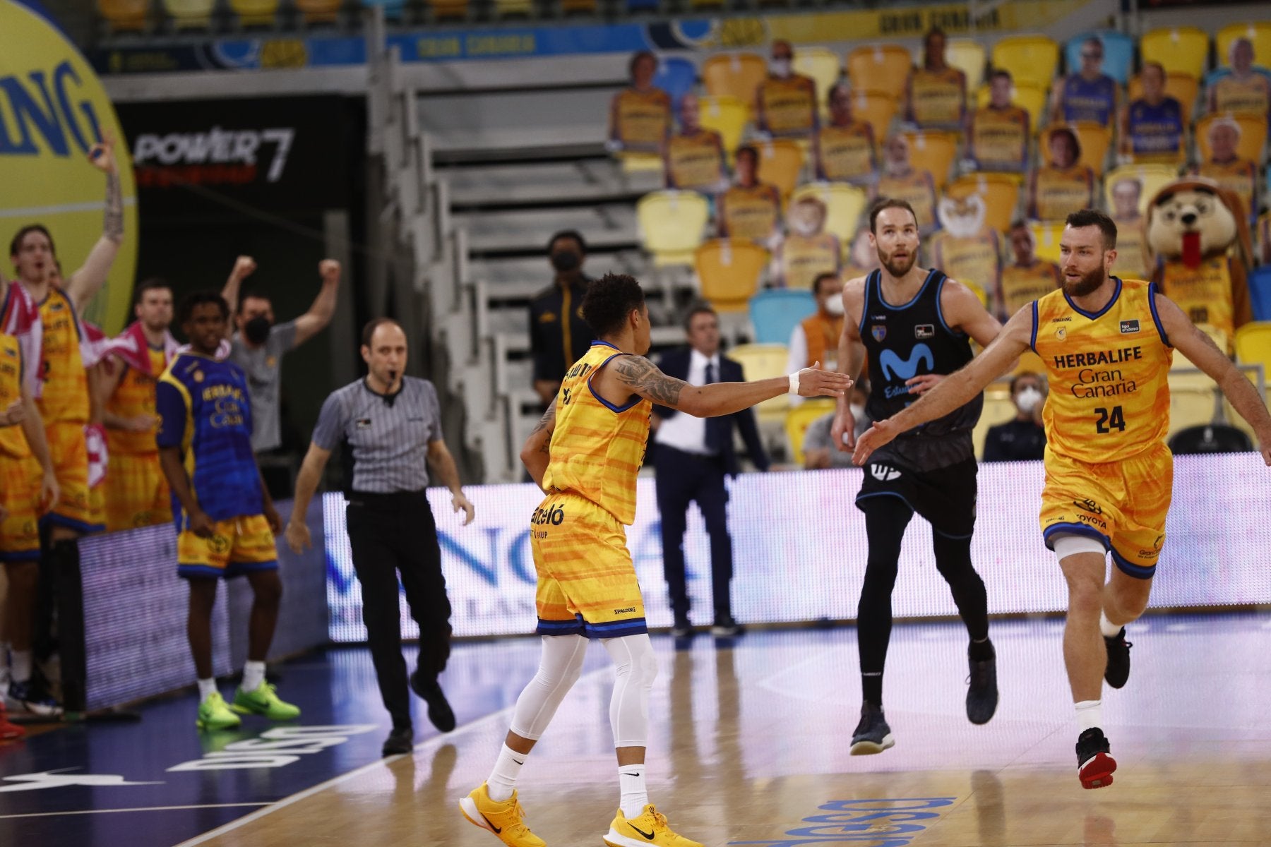 AJ Slaughter y Matt Costello -derecha- celebran una canasta ante la alegría del banquillo del Herbalife Gran Canaria al fondo. 