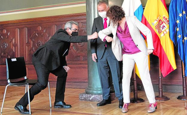 El vicepresidente y consejero de Hacienda, Román Rodríguez, saluda a la ministra Montero ante Ángel Víctor Torres. 