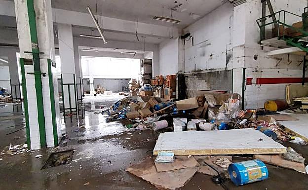 Así está el interior de la nave incendiada en Las Torres