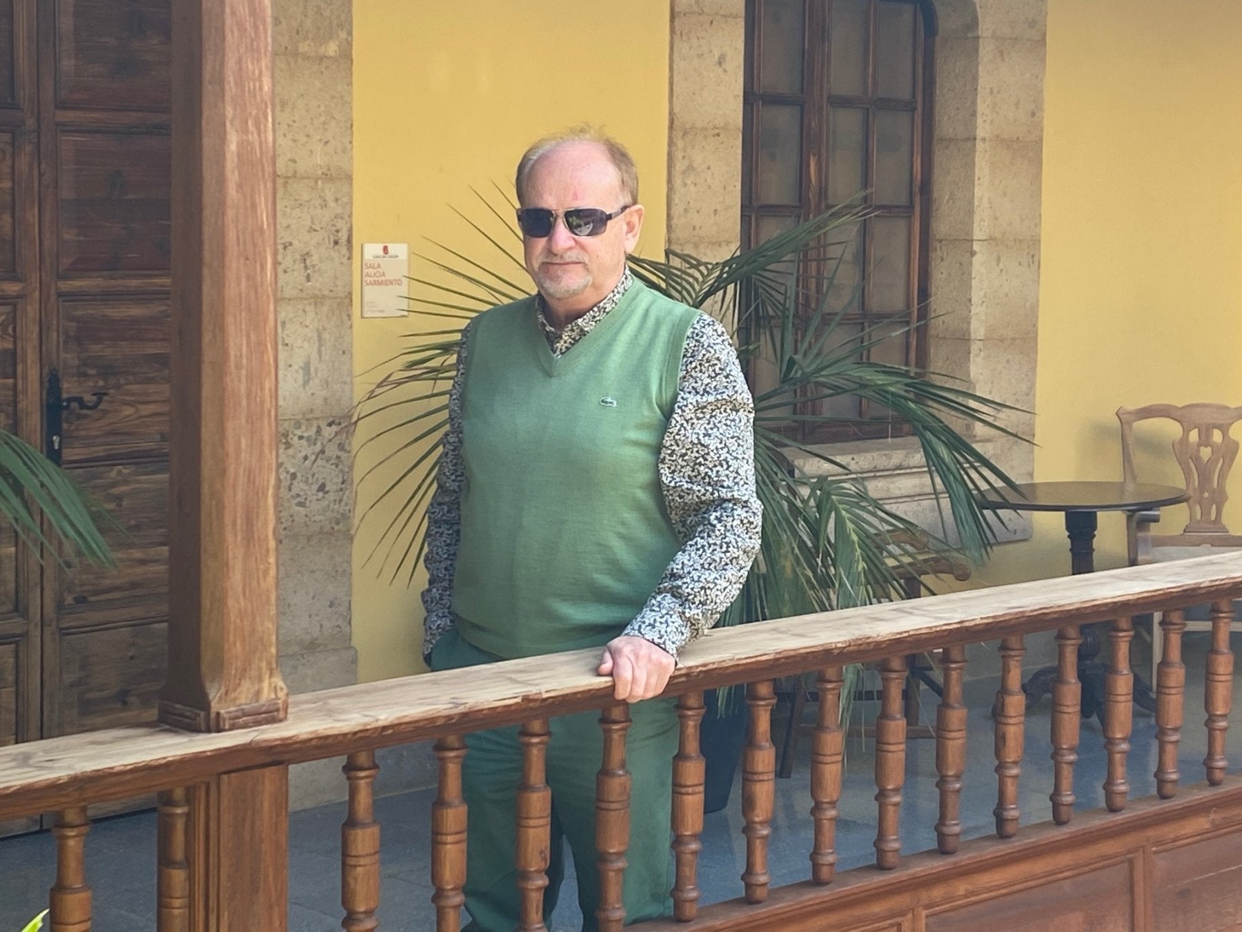 Juan José Medina posa en uno de los balcones de la Casa de Colón. 