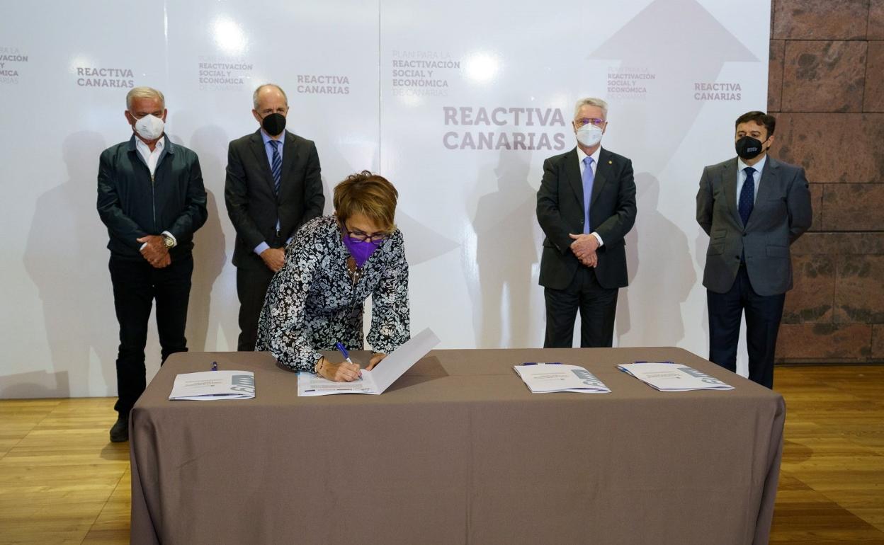 La consejera de Empleo, Elena Máñez, firmó ayer con las cámaras de comercio el acuerdo para la tramitación de las ayudas a pymes y autónomos. 