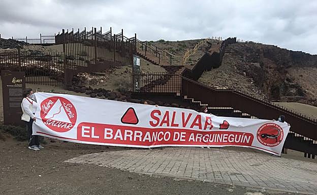 La plataforma Salvar Chira-Soria extendió una pancarta durante la visita del presidente del Cabildo. 