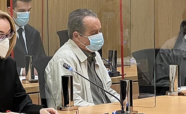 En acusado, en el centro de la imagen durante la sesión de este miércoles. 