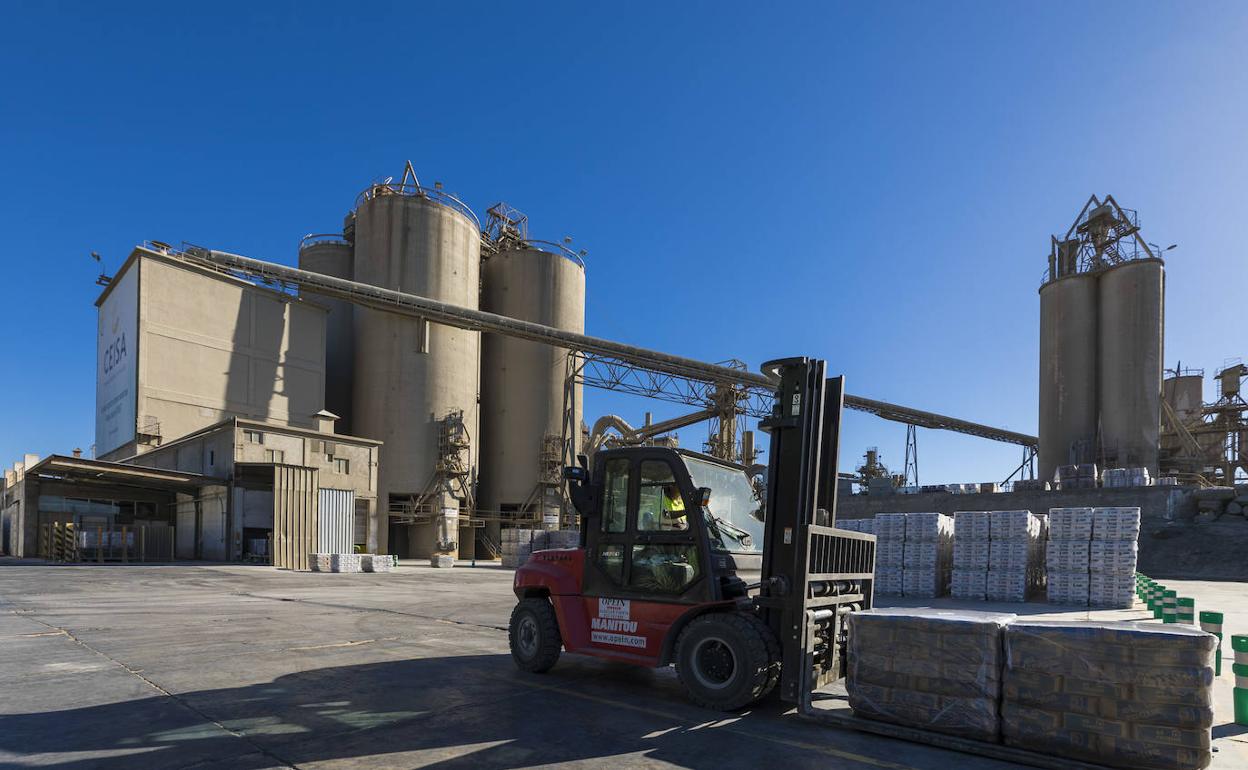 Un operario trabaja en las instalaciones de CEISA en El Pajar. 