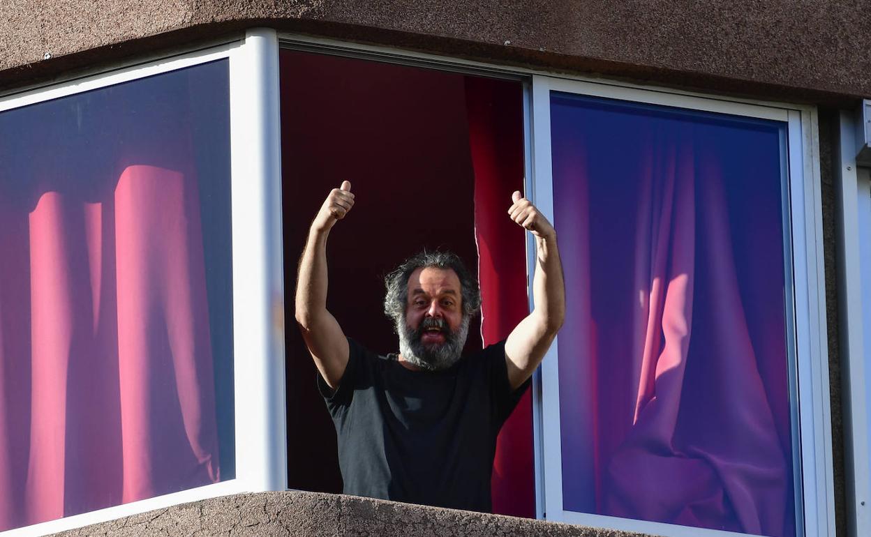 El actor Luifer Rodríguez saluda desde su ventana durante la etapa más dura del confinamiento.