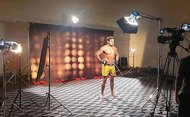 Imagen principal - 1. Juan Espino, en los actos promocionales de su última pelea celebrada en septiembre pasado en Abu Dabi 2. Carla Suárez, durante su tratamiento tras serle detectado un cáncer 3. Zeus de Armas.