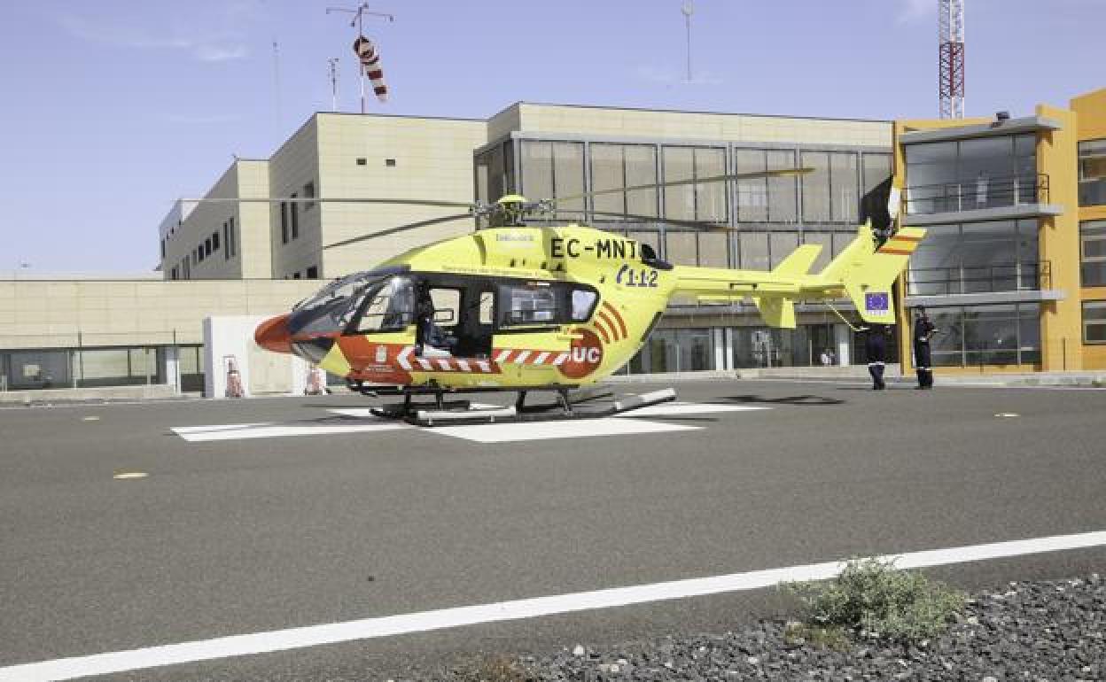 El helicoptero del SUC que traslada ahora mismo a los enfermos majoreros, en la pista de aterrizaje del Hospital General. 