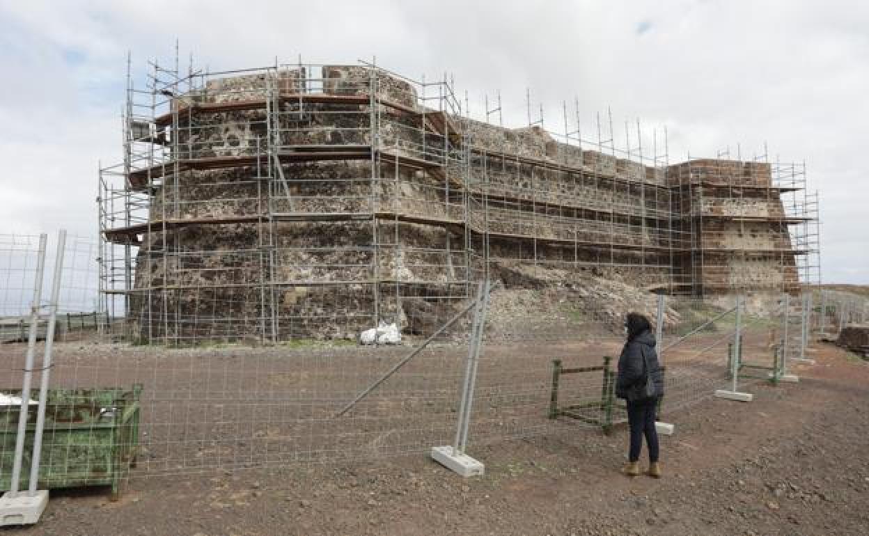 Castillo con andamios. 