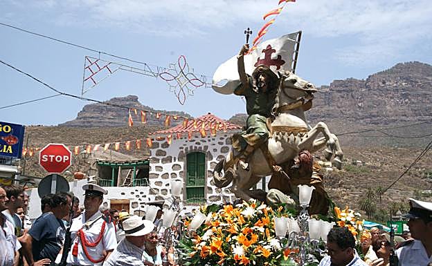 La iconografía del patrón del municipio es la del Santiago Matamoros, no la del peregrino. 