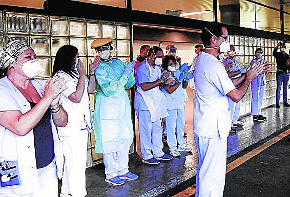 Los aplausos al personal sanitario fueron una constante en los meses de confinamiento, desde las ventanas y balcones y a las puertas de los hospitales. En la imagen, sanitarios del Doctor Negrín aplauden a las puertas del centro. 
