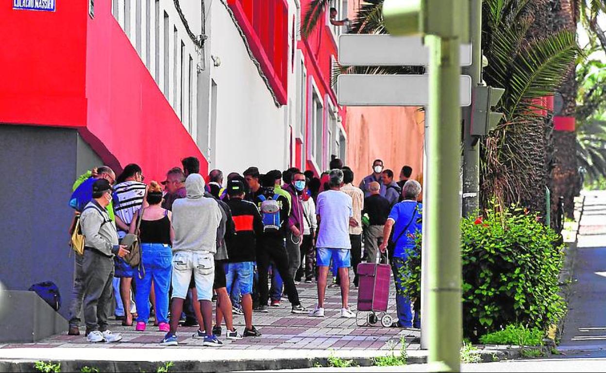 Las colas en Cáritas y en otras ONG revelan el alcance de la crisis económica y social derivada de la pandemia.