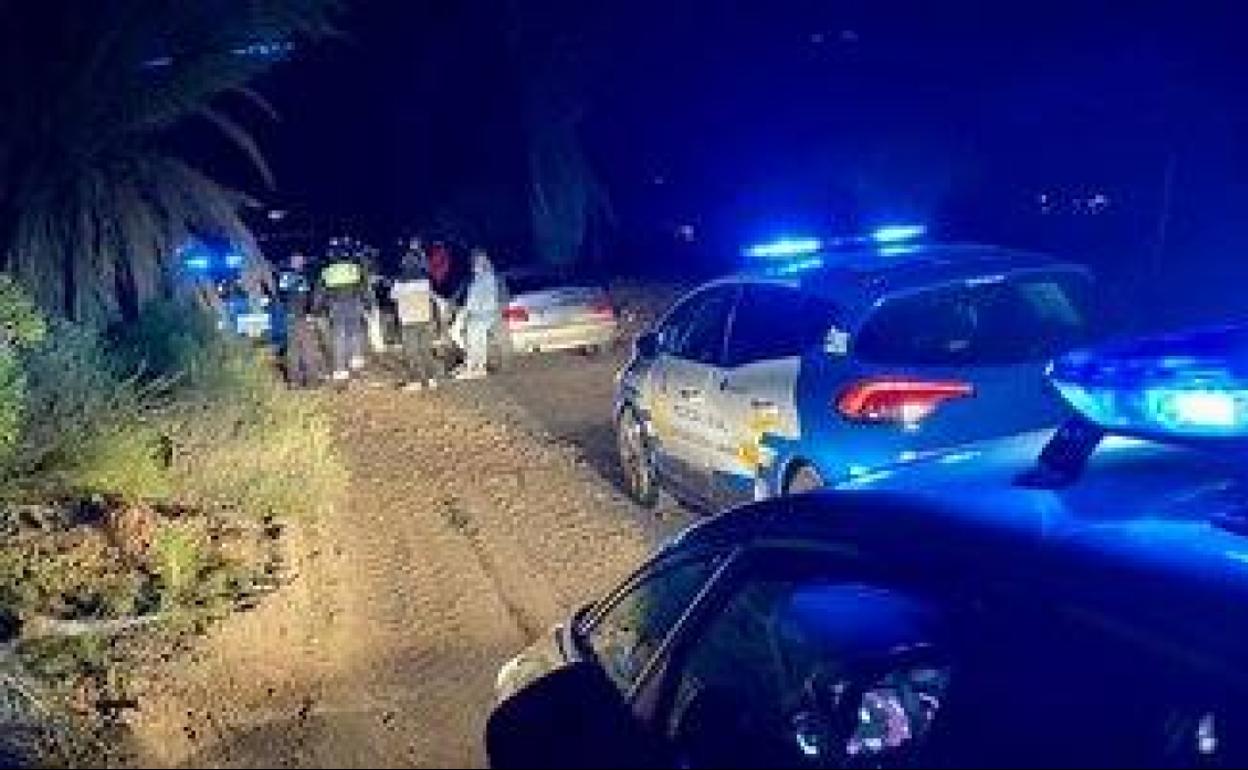 Momento de la denuncia de la Policía Local a los que hacían botellón. 