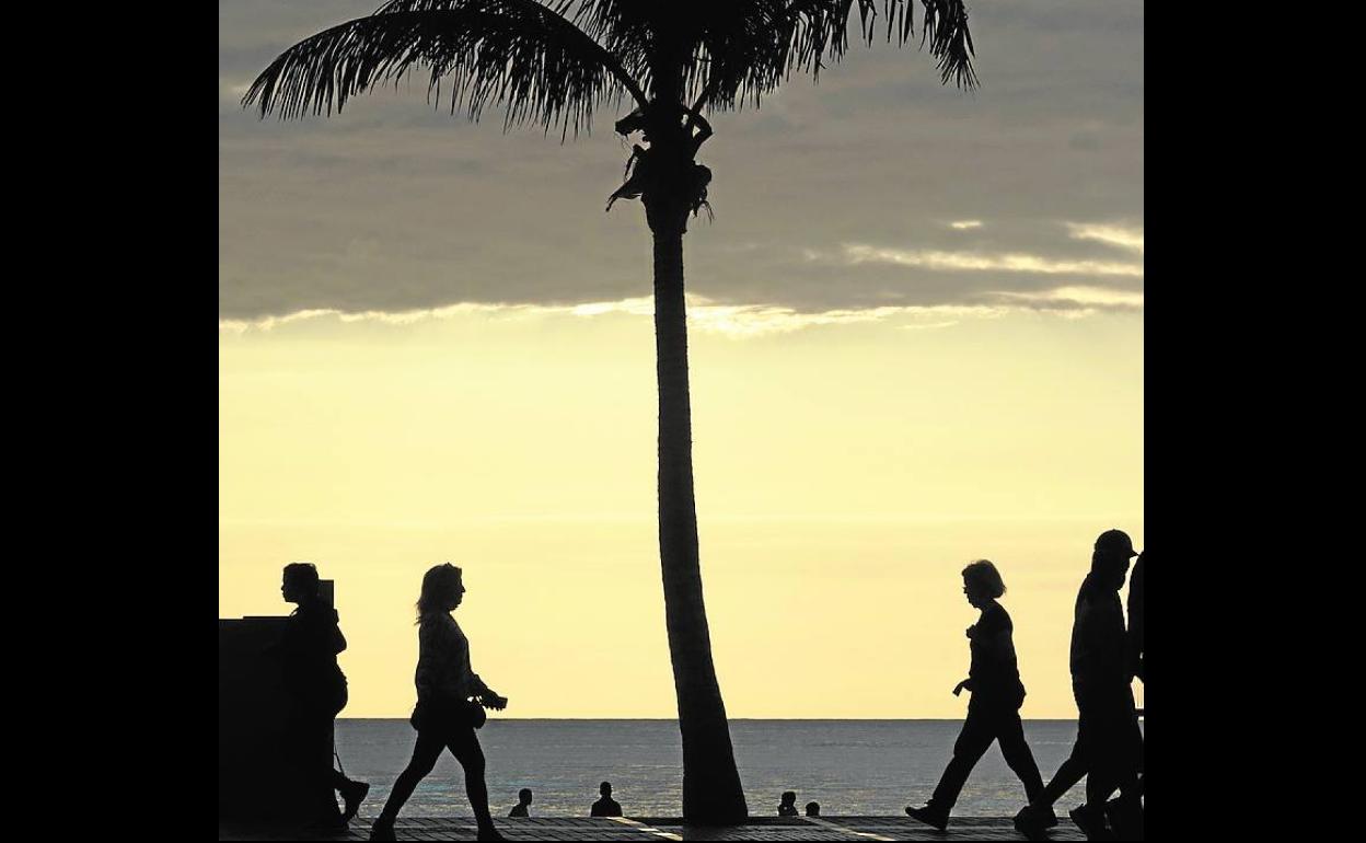 Imagen de la playa de Las Canteras en los primeros días tras acabar el confinamiento inicial. 