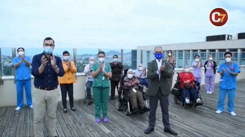 Imagen de trabajadores y residente del centro de El Pino en Gran Canaria. 