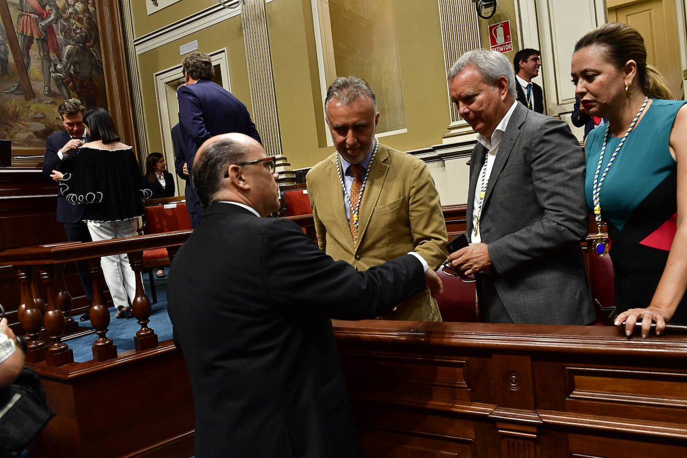 Torres, Franquis y Corujo dialogan con Barragán en el Parlamento. 