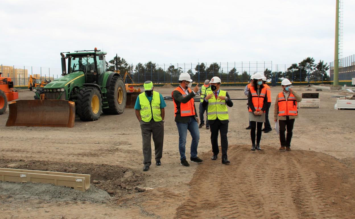 Imagen de la visita al campo de fútbol. 